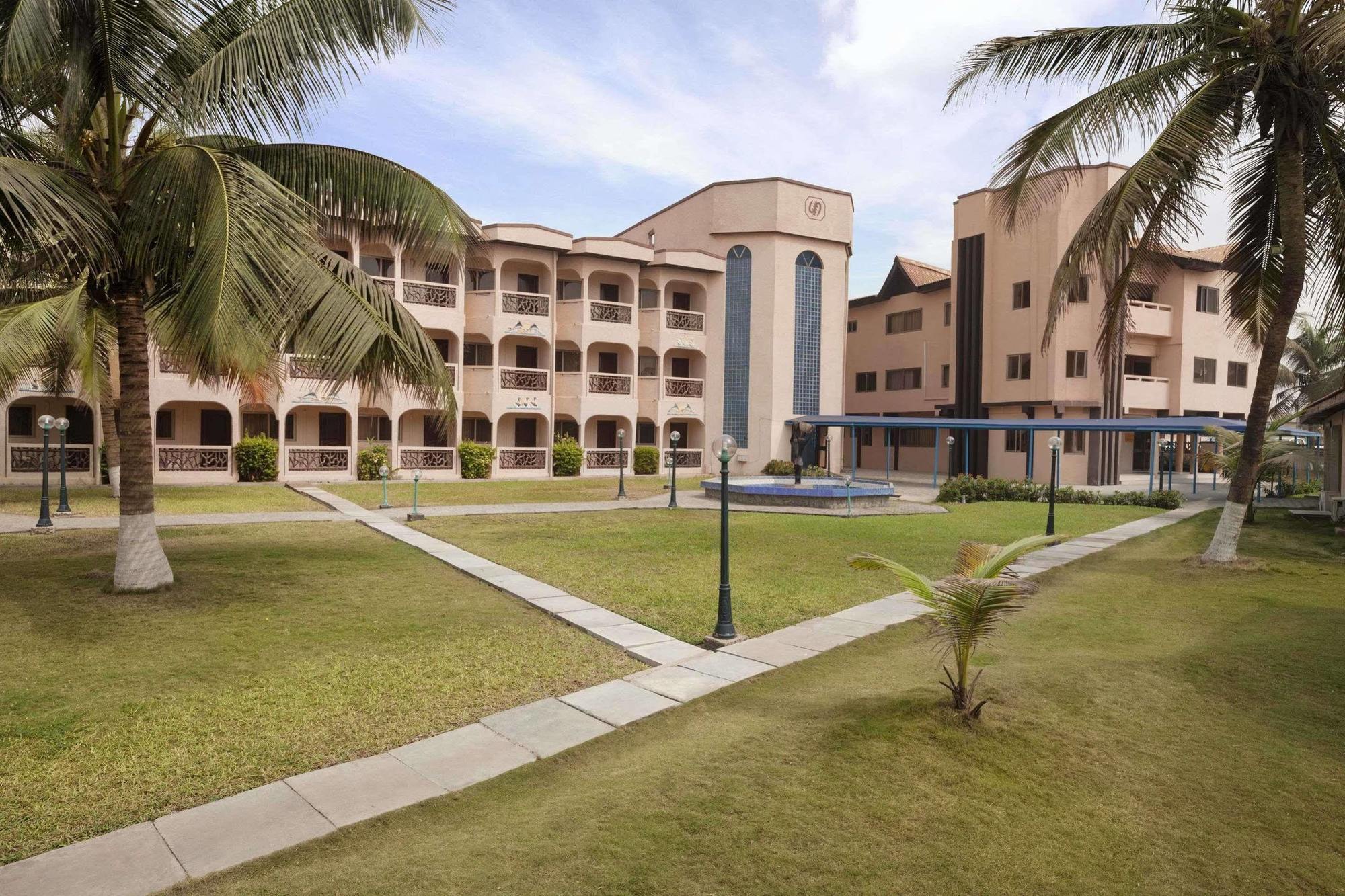 Ramada Resort 아크라 외부 사진